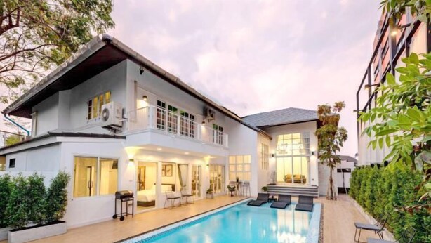 A two-story house with a swimming pool, outdoor seating, and a well-maintained garden. - Nimman villa 17 @Nimman soi17 (Chiang Mai)