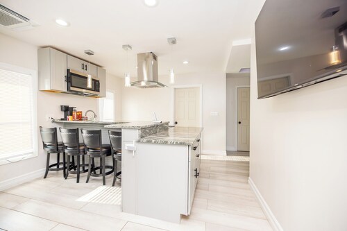 Cozy 2BR Apartment + Free Parking Fall River + WIFI