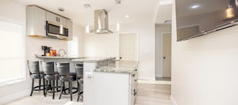 Cozy 2BR Apartment + Free Parking Fall River + WIFI