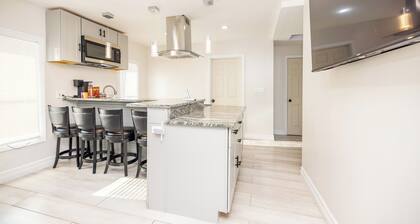 Cozy 2BR Apartment + Free Parking Fall River + WIFI
