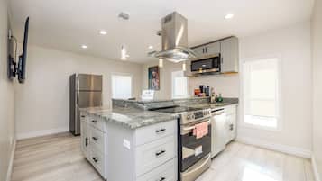 Geladeira, micro-ondas, fogão, cooktop