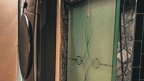 Ein Badezimmer mit Glastür, Handtuchhalter und Fliesenwand.