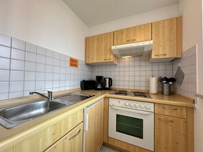 Fridge, oven, stovetop, coffee/tea maker