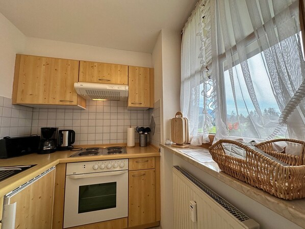 Fridge, oven, stovetop, coffee/tea maker