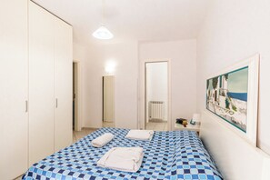 2 kamar tidur, ruang kerja ramah laptop, Wi-Fi gratis, dan seprai linen