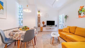 Apartamento família, 1 quarto, ar-condicionado (Quiet Corner Central Zagreb 1BR w/ AC) | Área de estar