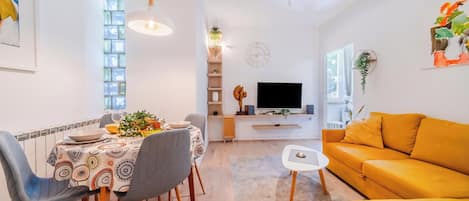 Perhehuoneisto, 1 makuuhuone, ilmastointi (Quiet Corner Central Zagreb 1BR w/ AC) | Oleskelualue