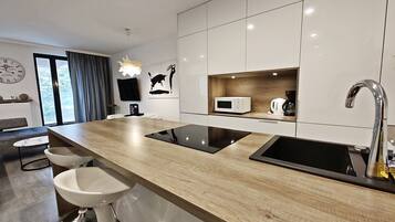Deluxe-Apartment, 2 Schlafzimmer, eingeschränkter Meerblick | 1 Schlafzimmer, kostenloses WLAN