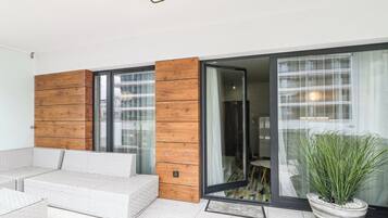 Deluxe-Suite, Terrasse, eingeschränkter Meerblick | Terrasse/Patio