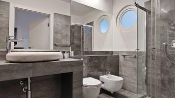 Deluxe-Apartment, 2 Schlafzimmer, eingeschränkter Meerblick | Kostenloses WLAN