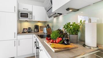 Kühlschrank, Mikrowelle, Ofen, Herdplatte