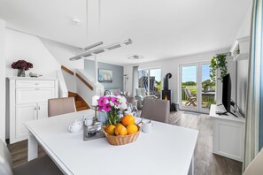 Dining - Bonnie - First row on the water, 360° roof terrace, sauna, wood-burning stove (Olpenitz)