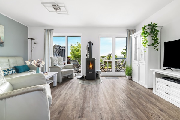 Tv, eldstad, dvd-spelare och en stereo