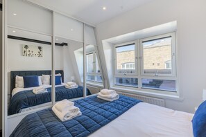 1 habitación, escritorio y ropa de cama 