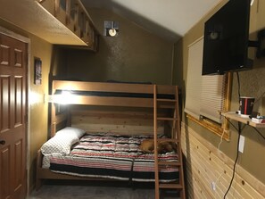 1 bedroom, WiFi, bed sheets - New cabin 1 with rent a car available. In the forest, hills, fresh air! Super. (Custer)