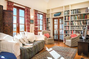 TV, fireplace, video games, DVD player - The School House + Garden Rooms (Okehampton)