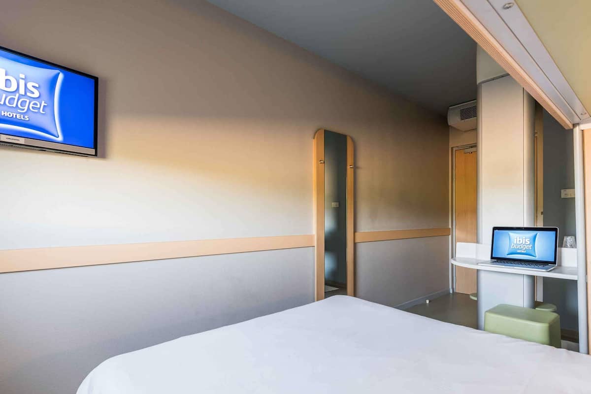 Soundproofing, free cots/infant beds, free WiFi, bed sheets