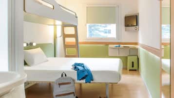 Triple Room, 1 Double Bed | Soundproofing, free cribs/infant beds, free WiFi, bed sheets