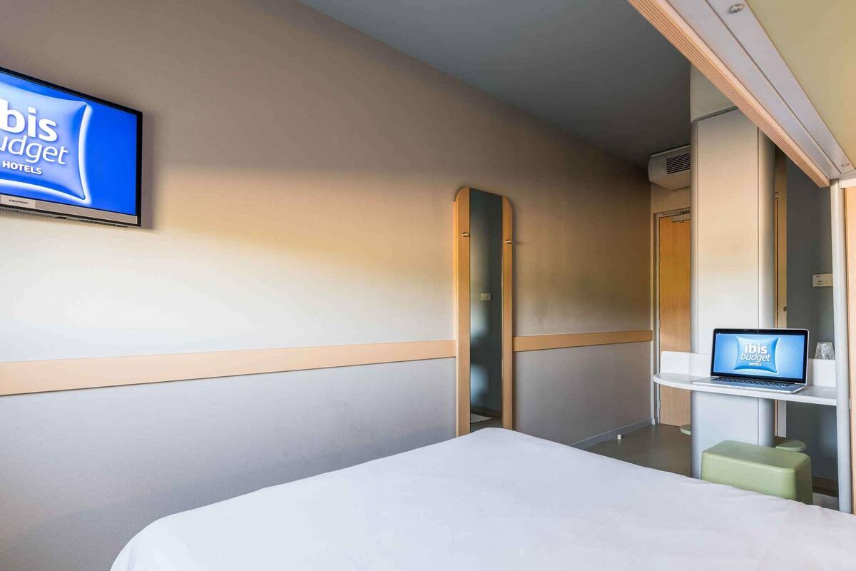 Soundproofing, free cots/infant beds, free WiFi, bed sheets