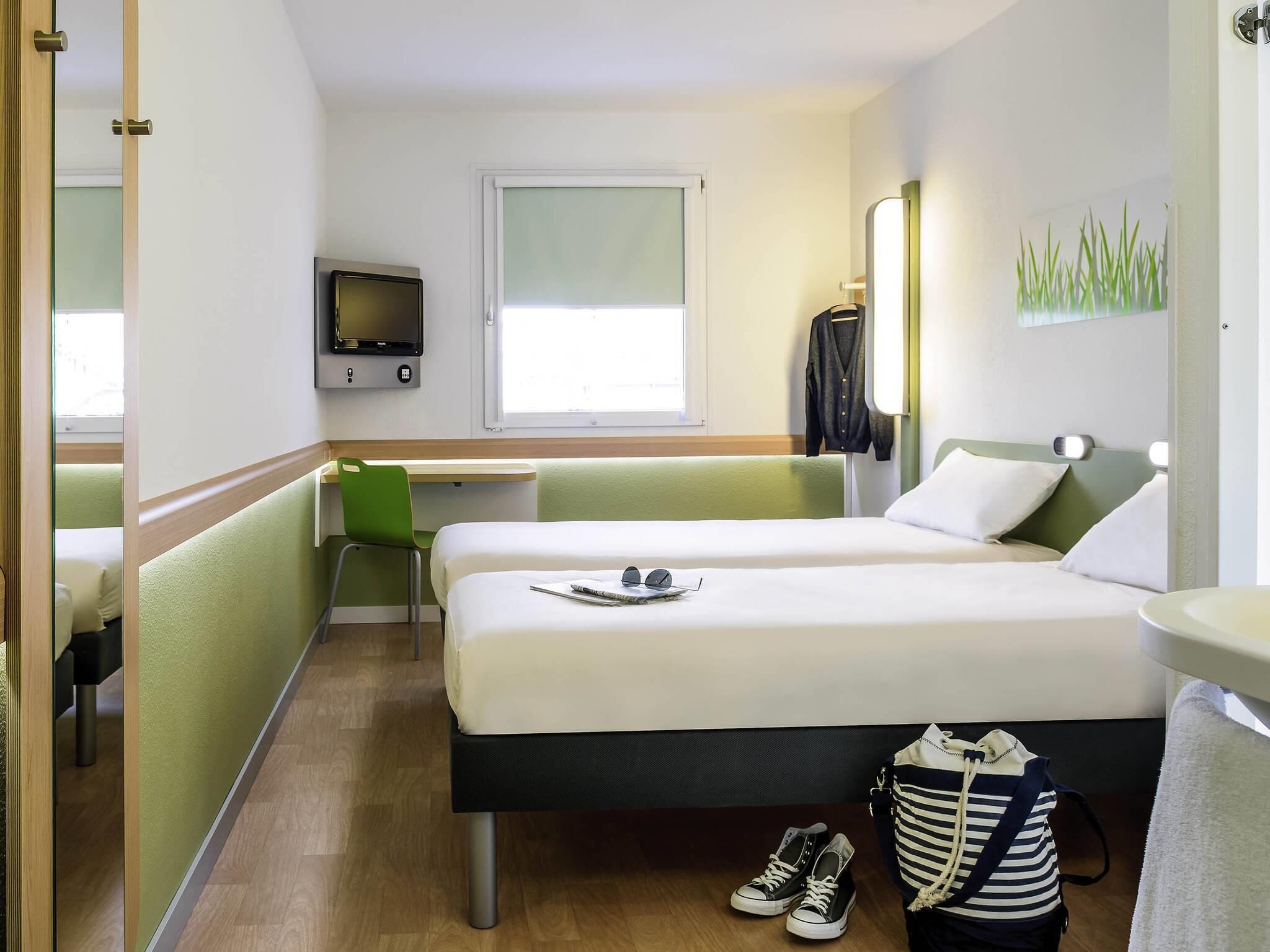 Room, 2 Twin Beds | Soundproofing, cribs (free), WiFi (free), bed sheets