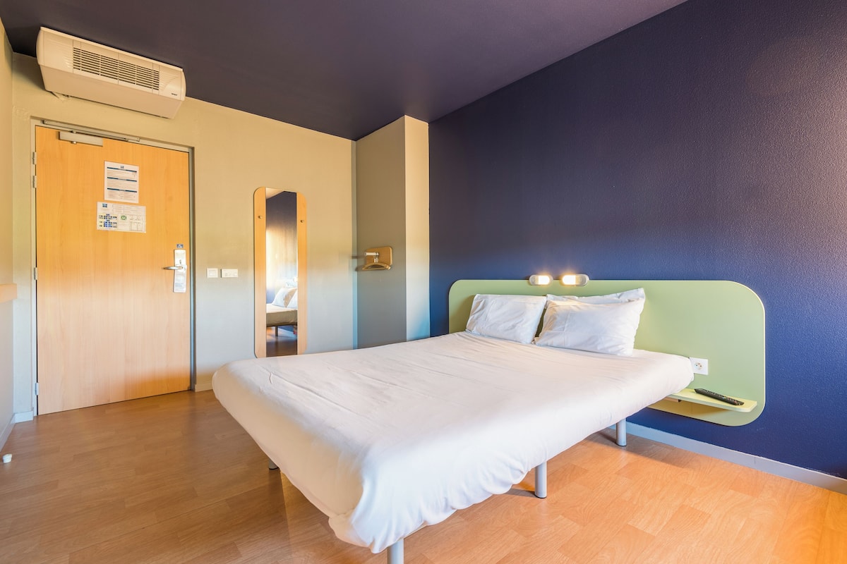 Quartos à prova de som, berços grátis, Wi-Fi de cortesia, roupa de cama