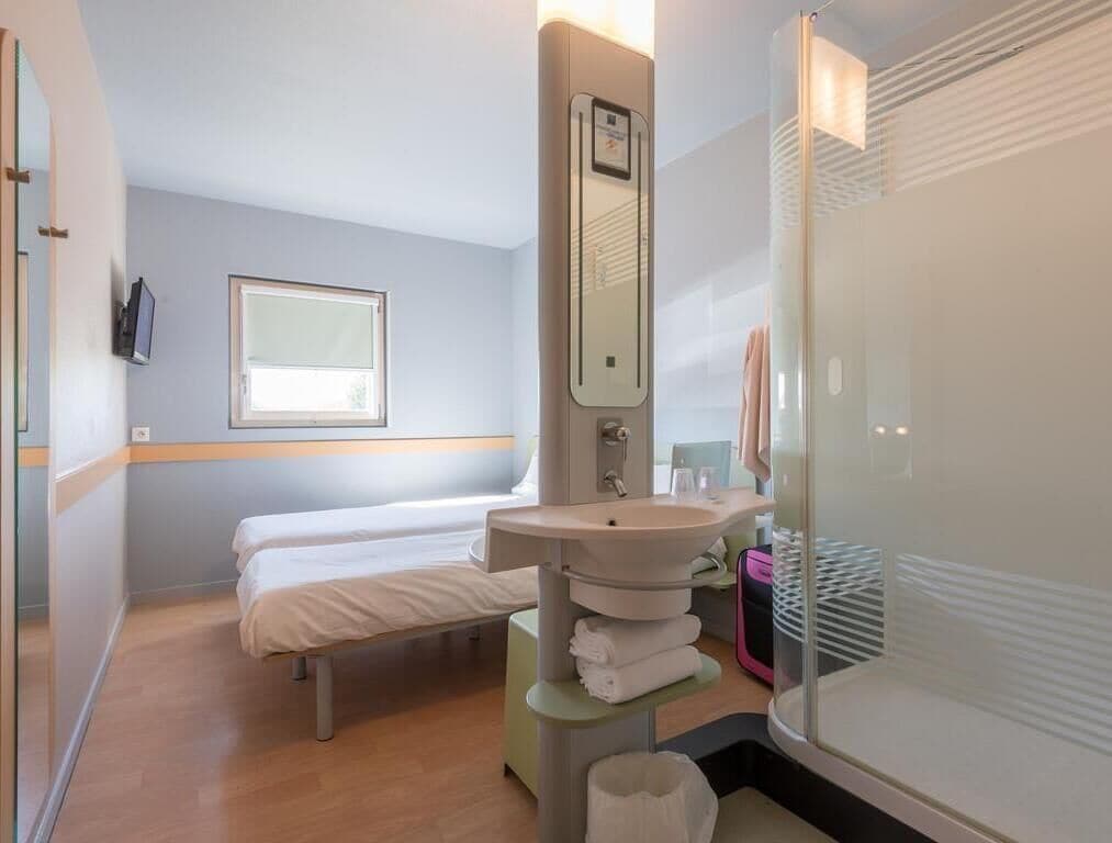 Habitación, 2 camas individuales | Insonorización, cunas gratuitas, wifi gratis y ropa de cama 