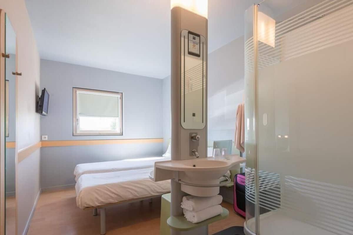 Habitación, 2 camas individuales | Insonorización, cunas gratuitas, wifi gratis y ropa de cama