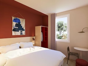 Quarto conforto, 1 cama Queen | Cortinas blackout, quartos à prova de som, ferros/tábuas de passar roupa