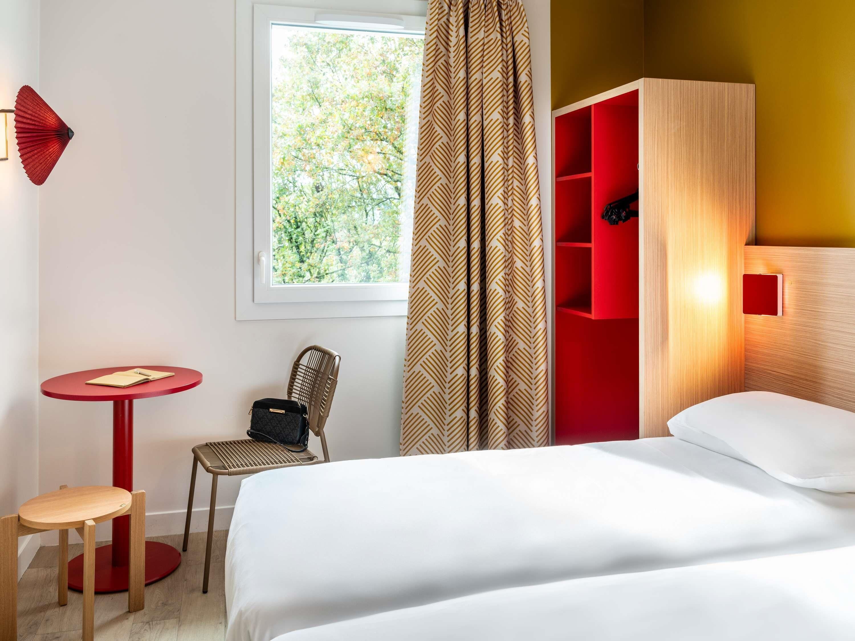 Standard Room, 2 Twin Beds | Blackout drapes, soundproofing, iron/ironing board