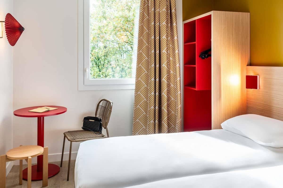 Standard Room, 2 Twin Beds | Blackout drapes, soundproofing, iron/ironing board