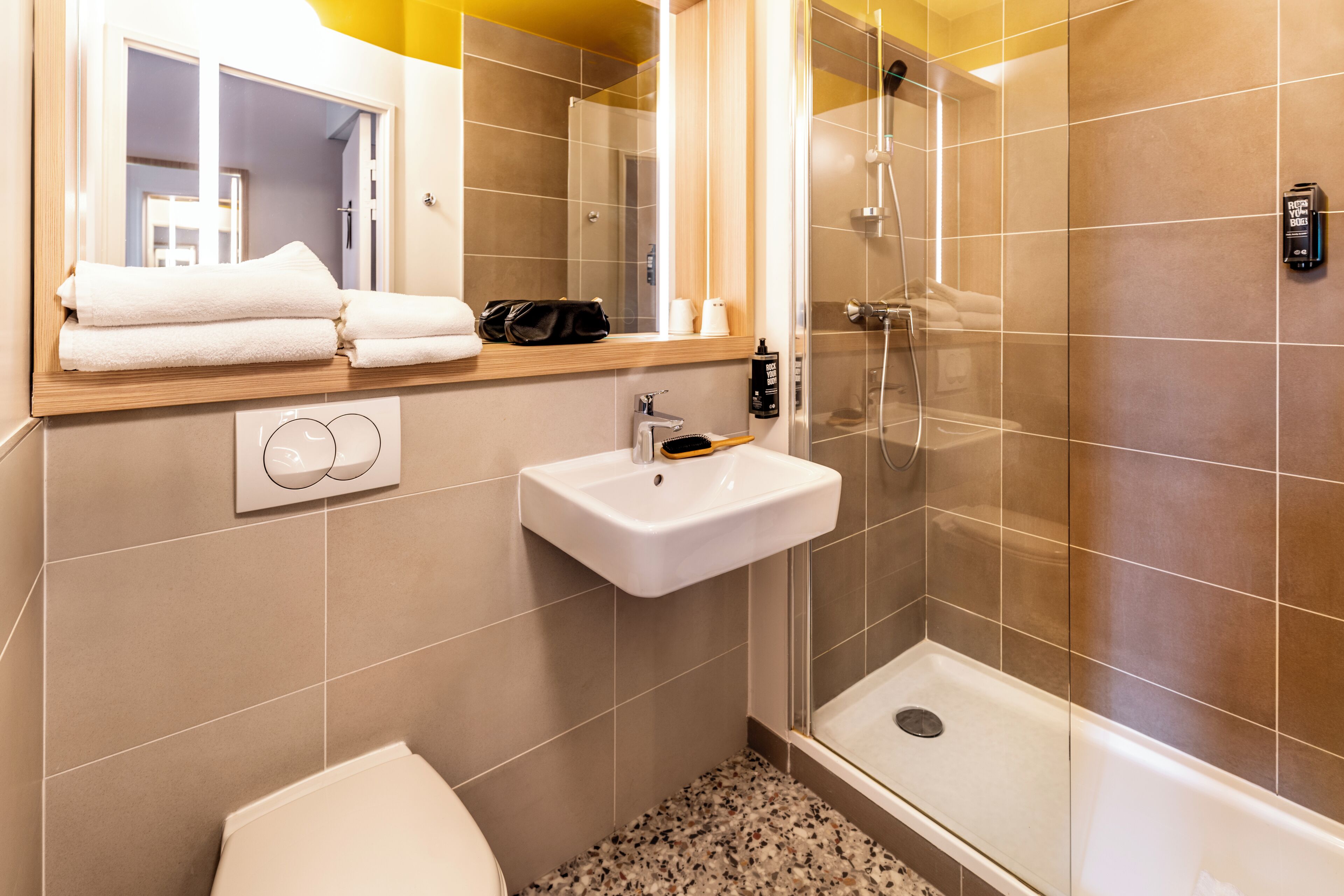 Douche, douche à « effet pluie », serviettes fournies, savon