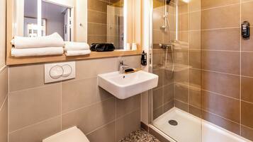 Douche, douche à « effet pluie », serviettes fournies, savon