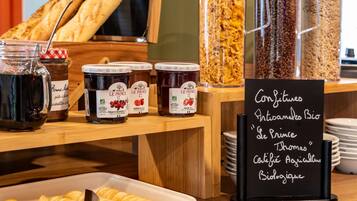 Petit déjeuner buffet (13.90 EUR par personne)