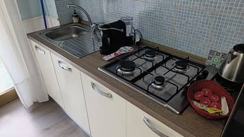 Kühlschrank, Ofen, Herdplatte, Wasserkocher