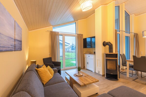 TV, fireplace - Seeschwalbe 331 - Das Skandinavische Familienhaus für 4 mit Sauna und Whirlpool (Mirow)