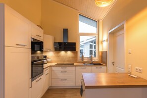 Fridge, microwave, oven, stovetop - Seeschwalbe 331 - Das Skandinavische Familienhaus für 4 mit Sauna und Whirlpool (Mirow)