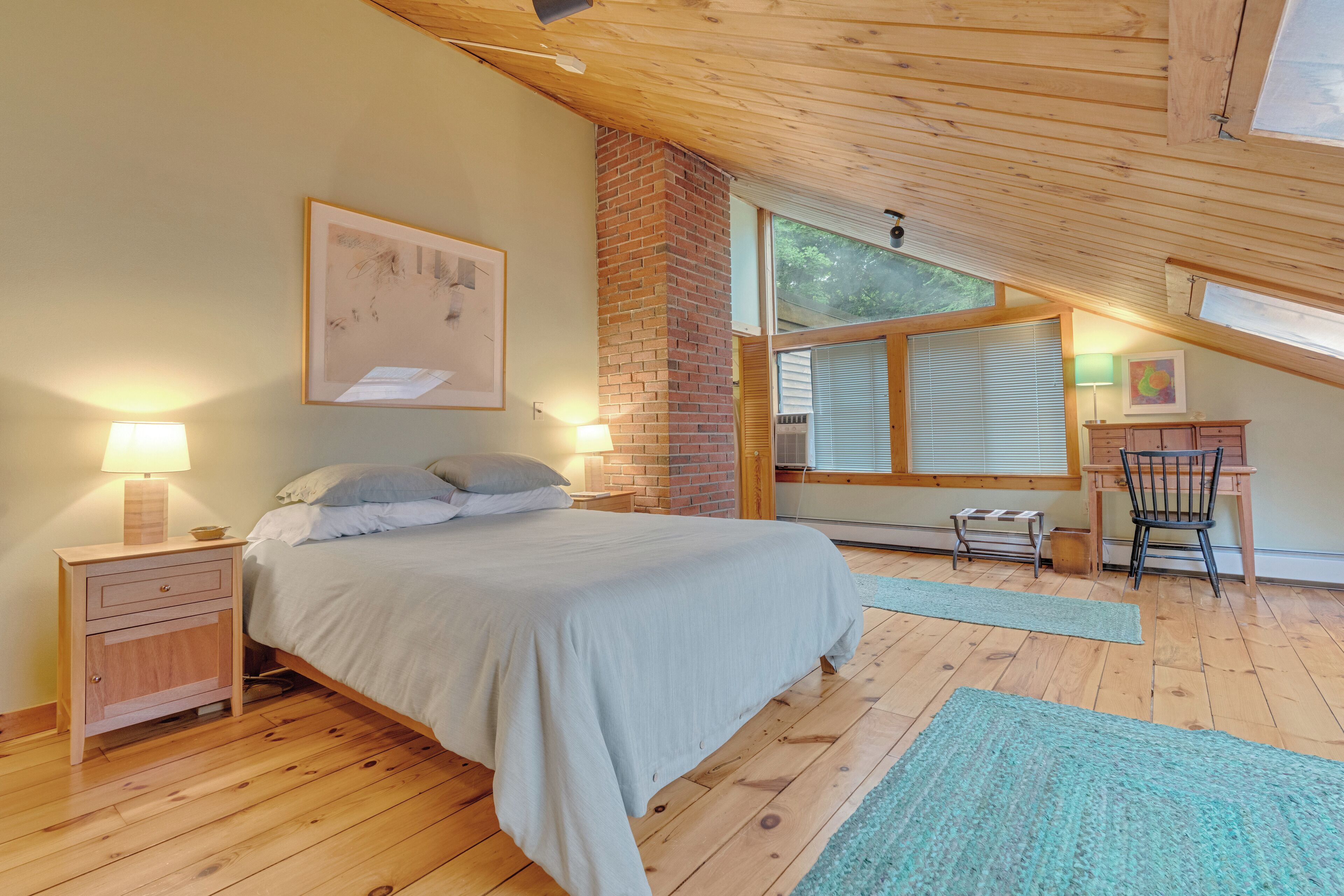 3 habitaciones, escritorio y tabla de planchar con plancha 