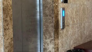 An elevator with a digital display and a keypad. - Huaiyuan Huiliang Mingde Hotel (Huaiyuan)