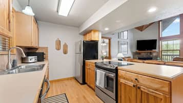 Køleskab, mikrobølgeovn, ovn, kogeplade