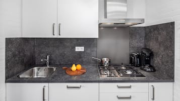 Een koelkast, een kookplaat, een vaatwasser, een waterkoker