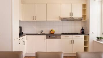 Een koelkast, een kookplaat, een vaatwasser