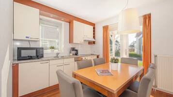 Een koelkast, een kookplaat, een vaatwasser