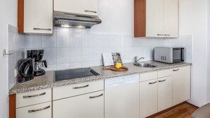 茶具/咖啡用具、高脚椅、厨具/餐具、餐桌