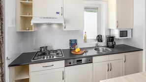 Kühlschrank, Herdplatte, Wasserkocher mit Kaffee-/Teezubehör