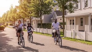 A residential street with houses, a white picket fence, and a clear sky. - Staetelaan Comfort 6 (Hageweg 'T Centrum)