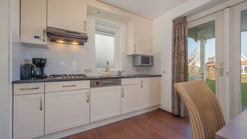 Coffee/tea maker, fridge, oven, stovetop