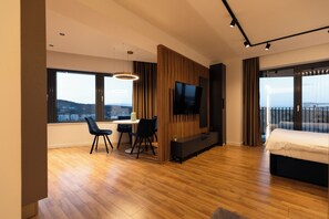 Deluxe Apartment, Balcony, City View | Ruang tamu | TV skrin rata 