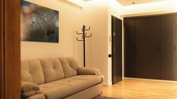 Leilighet – deluxe, balkong, byutsikt | Oppholdsområde | Flatskjerm-TV