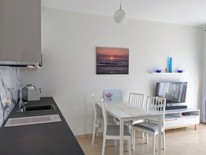 Kühlschrank, Mikrowelle, Herdplatte, Geschirrspüler