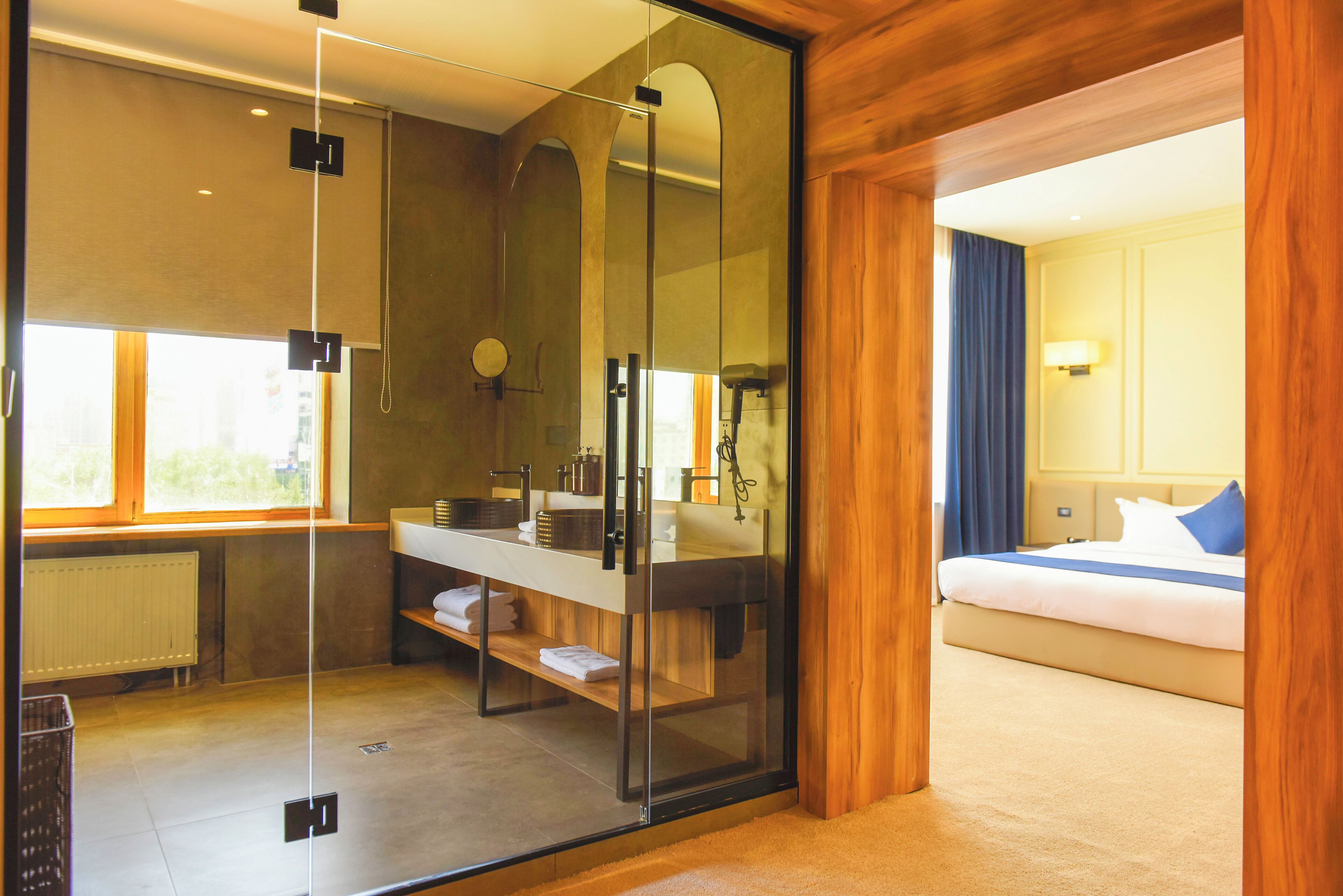 Phòng Suite Deluxe, 1 giường cỡ queen | Phòng tắm | Buồng tắm vòi sen, vòi sen phun mưa, đồ dùng nhà tắm miễn phí 